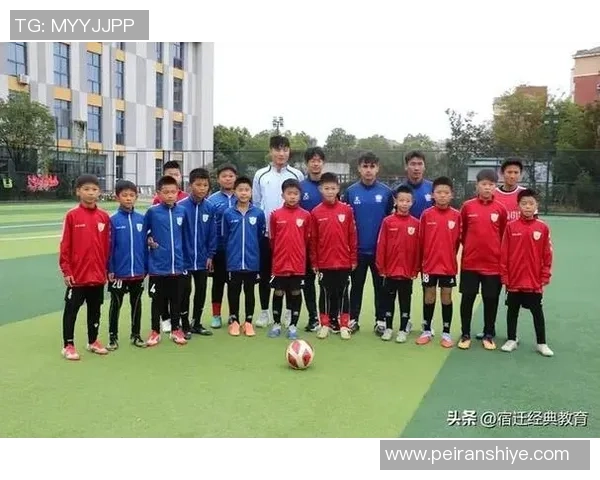 小小球场上的梦想与拼搏很多孩子心中的足球明星之路